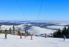 Lyžaři ve skiareálu Klínovec