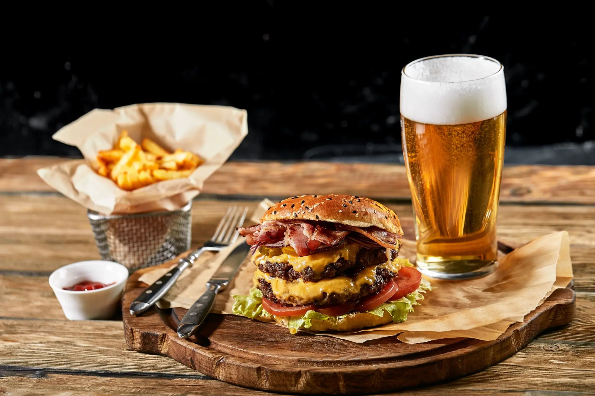 Shutterstock_1881236056 - ByznysDeník Burger, hranolky a pivo