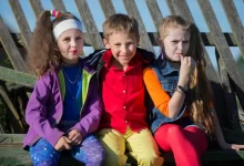 Děti vypadající jako z 90, let