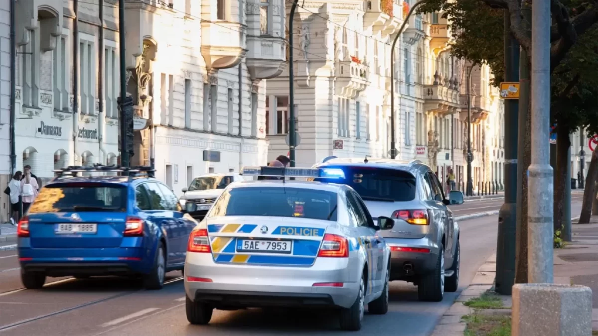 Policie zastavuje auto