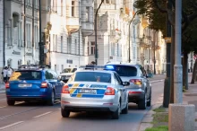 Policie zastavuje auto
