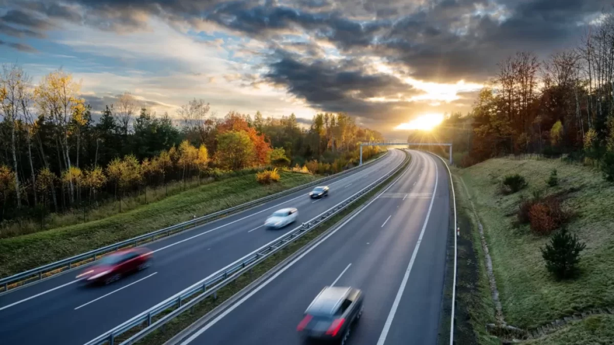 Pohybově rozmazané automobily jedoucí po dálnici