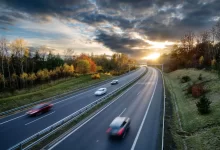 Pohybově rozmazané automobily jedoucí po dálnici