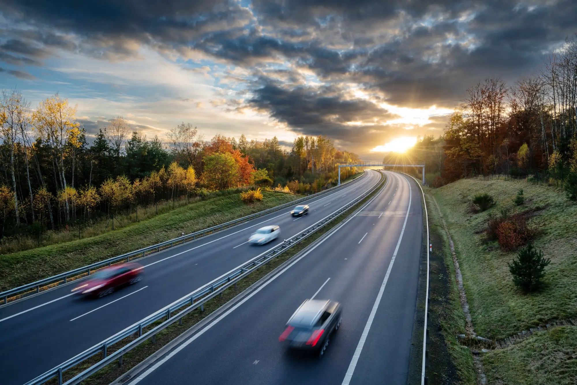 Pohybově rozmazané automobily jedoucí po dálnici