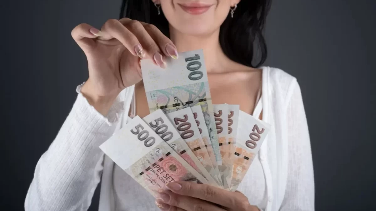 Žena s českými bankovkami