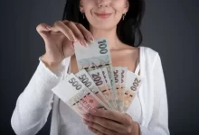 Žena s českými bankovkami