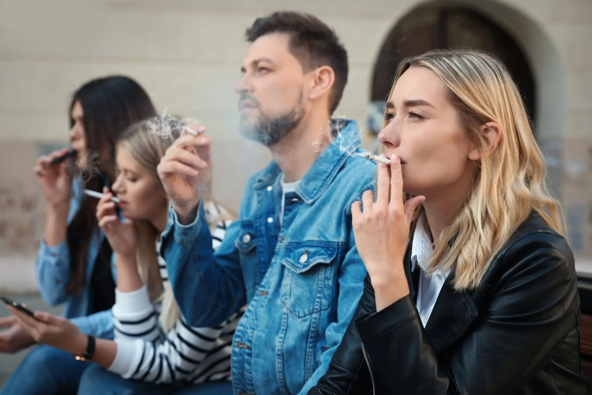 Shutterstock_2256592955 - ByznysDeník Mladí lidé s cigaretami