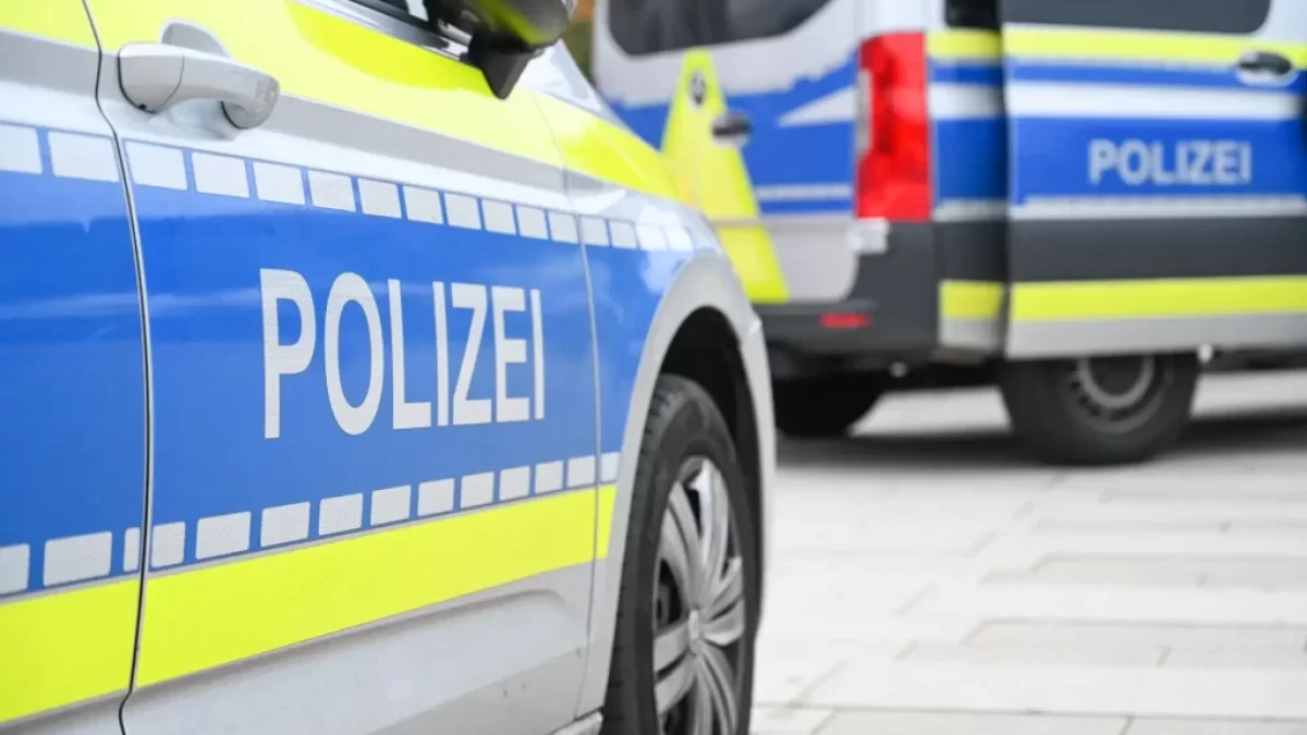 Snímek policejního auta zblízka