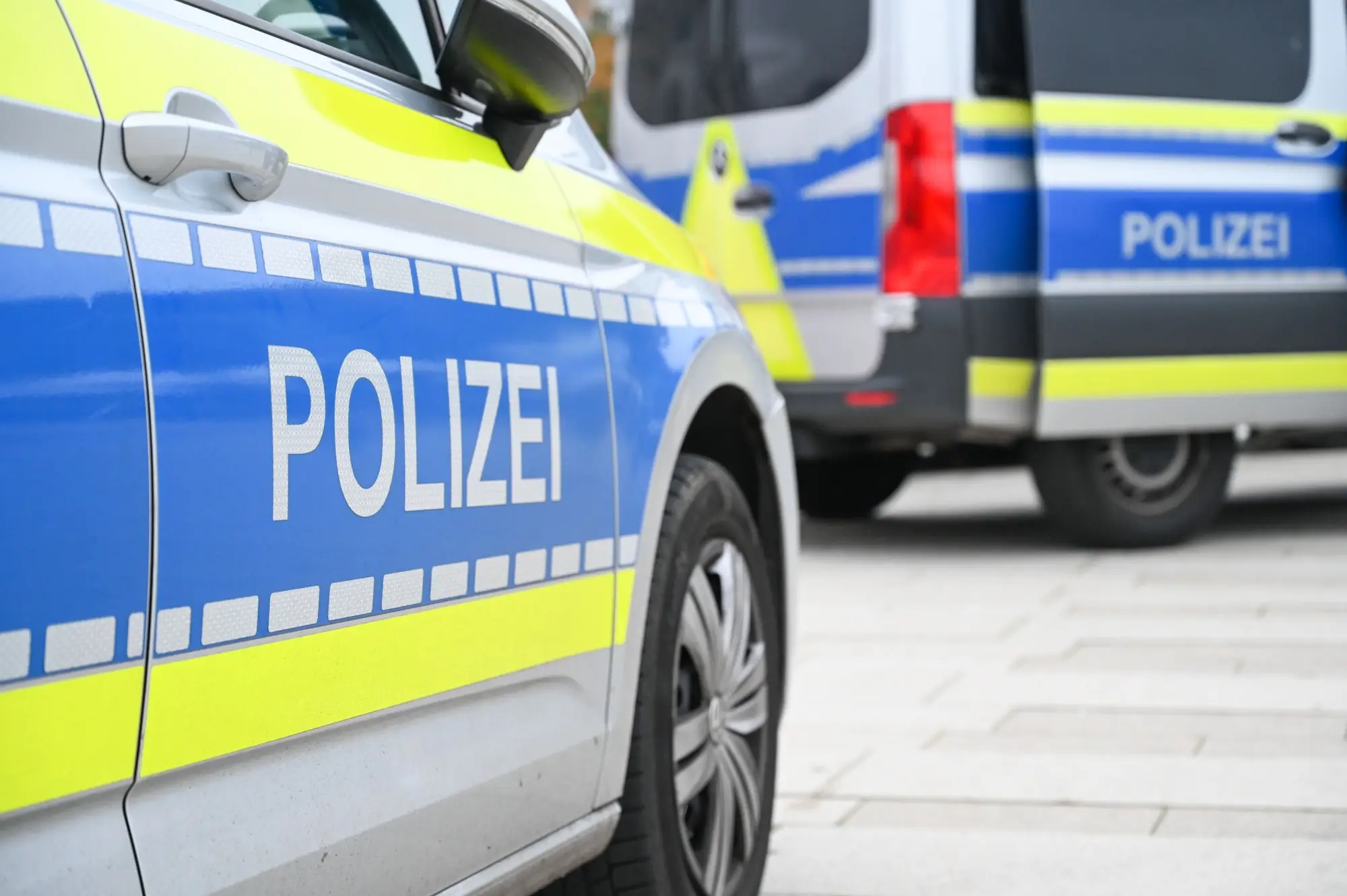 Snímek policejního auta zblízka