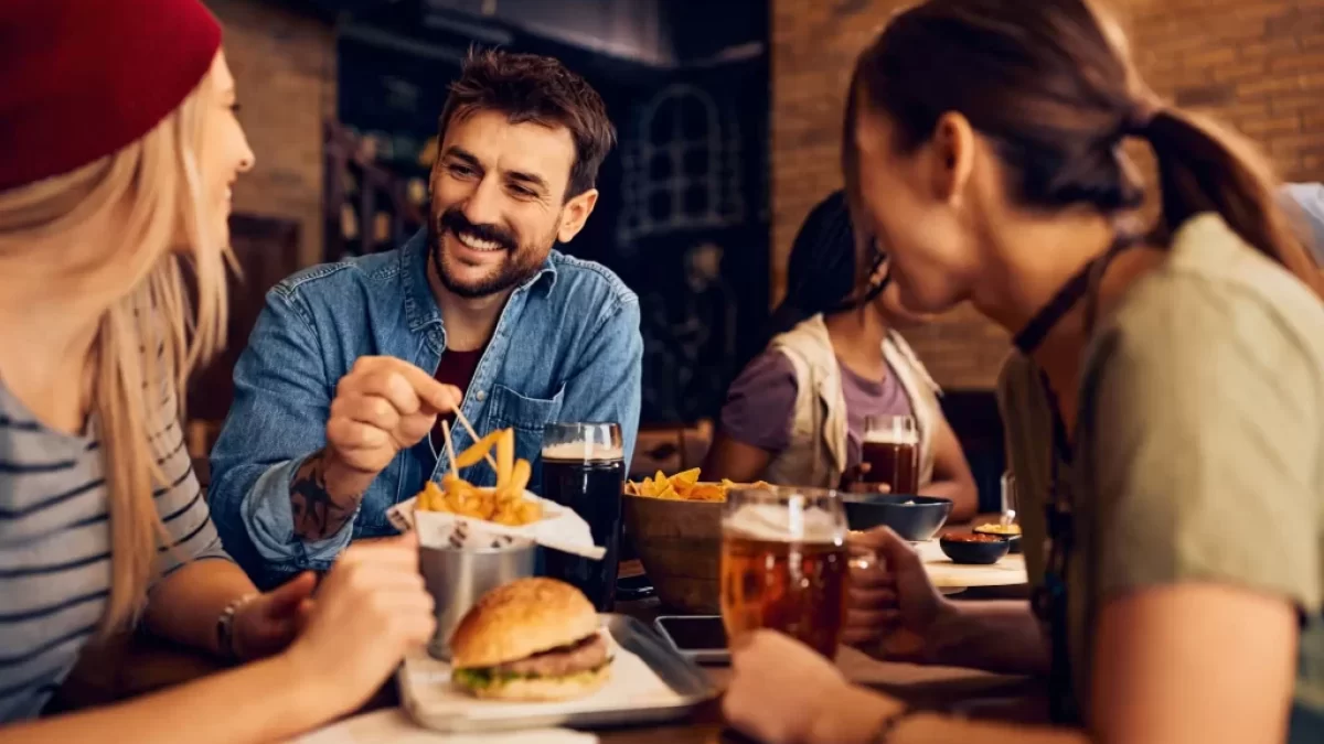 Mladí lidé v restauraci