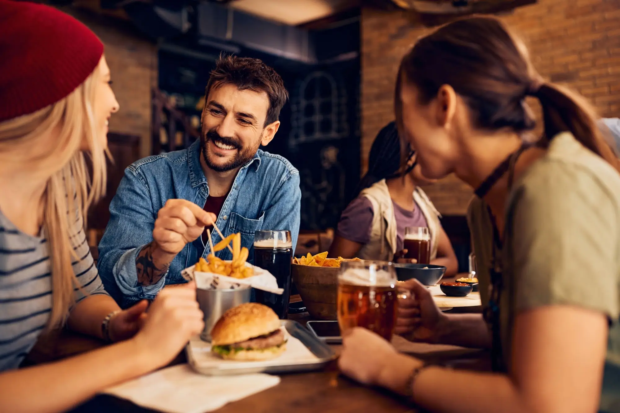 Mladí lidé v restauraci