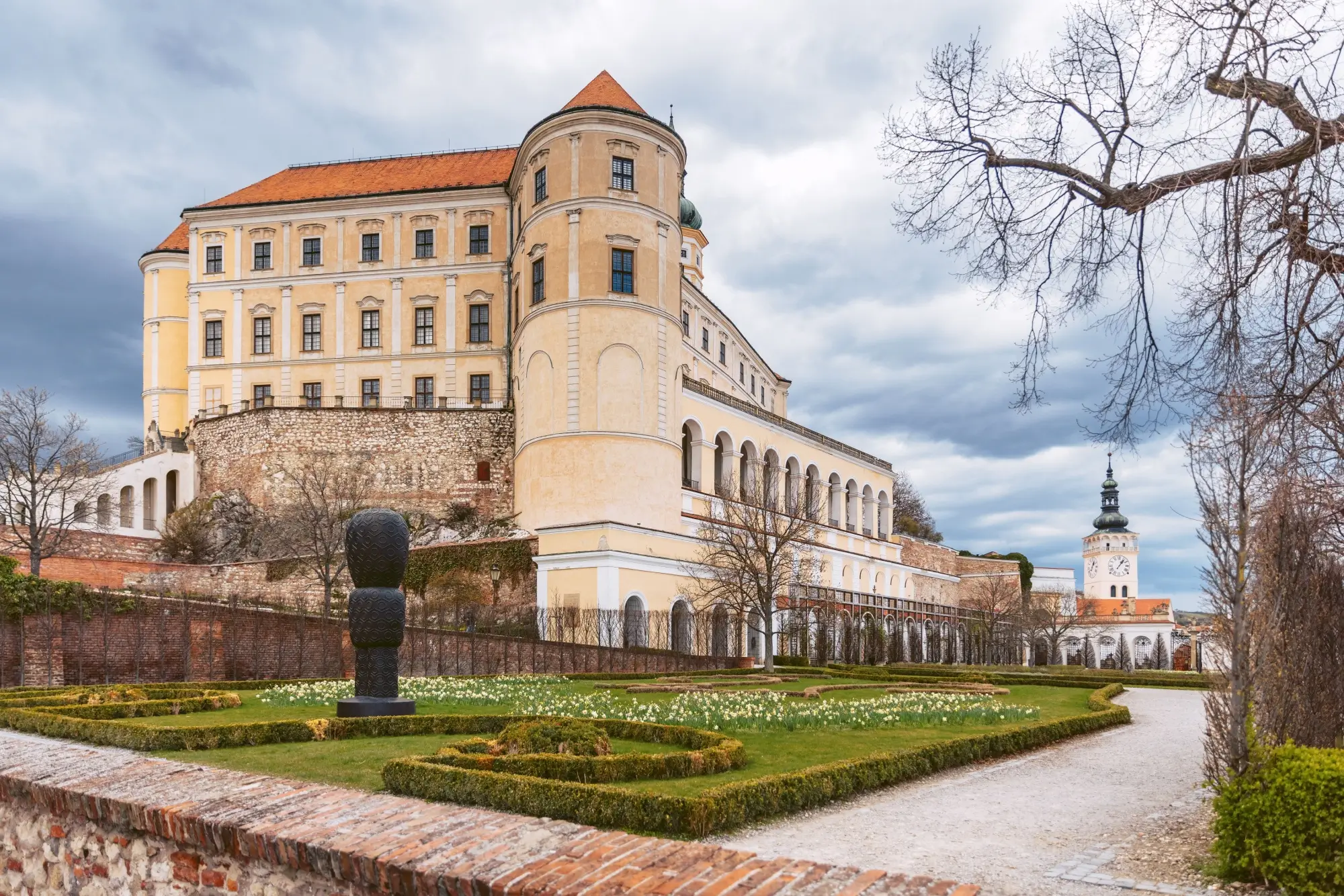 Shutterstock_2445148823 - ByznysDeník Zámek Mikulov zboku