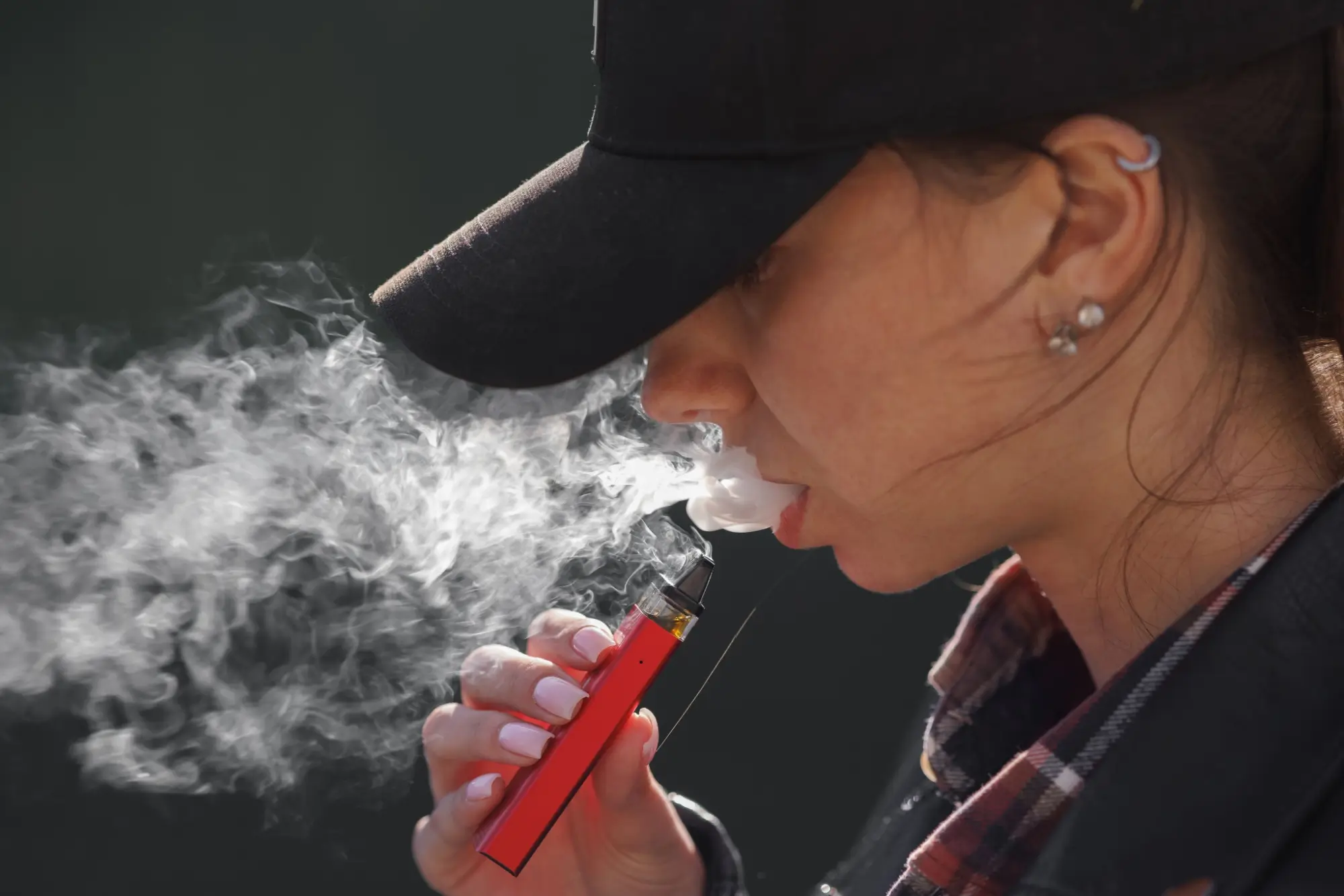 Shutterstock_2460811723 - ByznysDeník Mladá dívka s vaporizérem