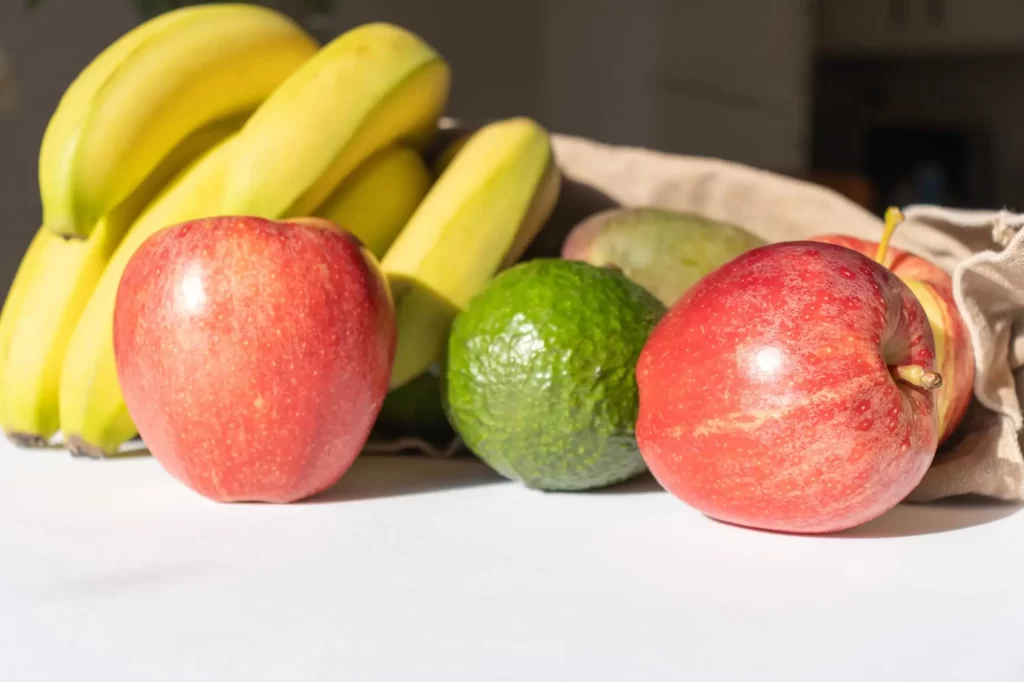 Shutterstock_2469501771 - ByznysDeník Jablka, banány, avokádo a mango