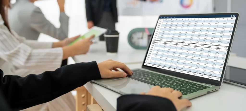 Shutterstock_2540247541 - ByznysDeník Účetní software na počítačové obrazovce