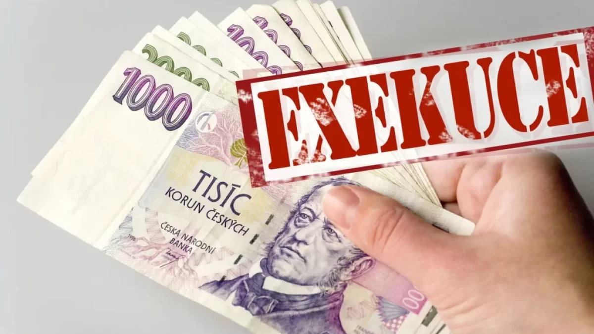 České bankovky a nápis exekuce