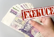 České bankovky a nápis exekuce