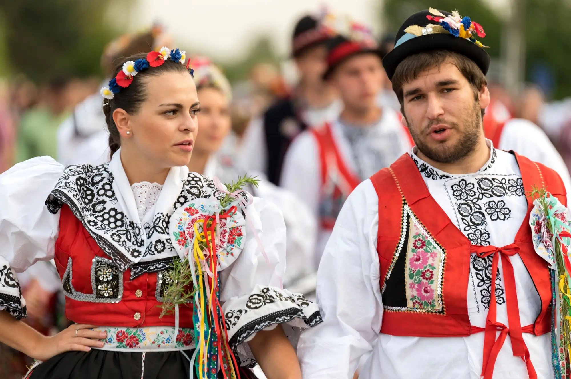 Shutterstock_493217914 - ByznysDeník Mladá žena a muž v lidových krojích