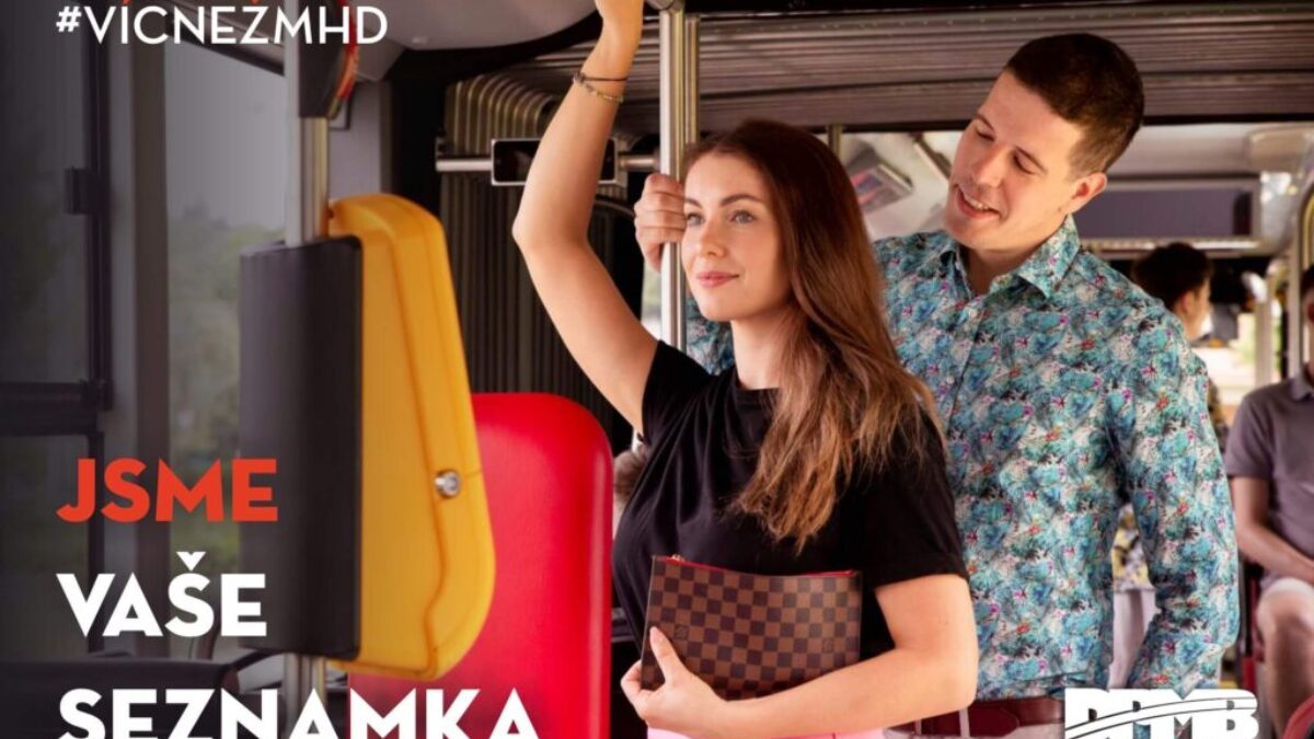 Žena a muž v tramvaji