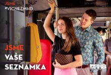 Žena a muž v tramvaji