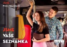 Žena a muž v tramvaji