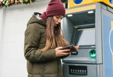 žena u bankomatu