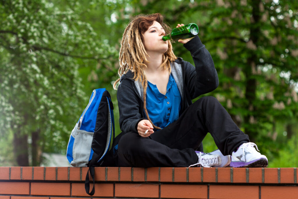 RudeGirlPlayingHookeyAndDrinkingAlcoholOutdoors - ByznysDeník Pití alkoholu na veřejnosti