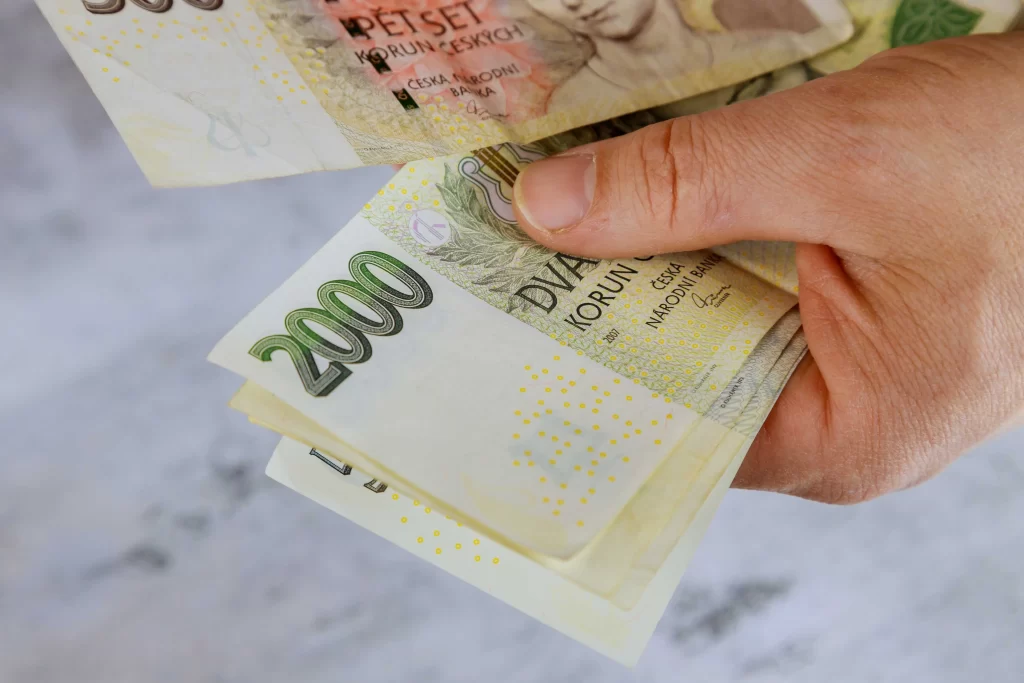 shutterstock_2211485079_optimized - ByznysDeník Investovat můžete do nemovitostí, akcií nebo dluhopisů