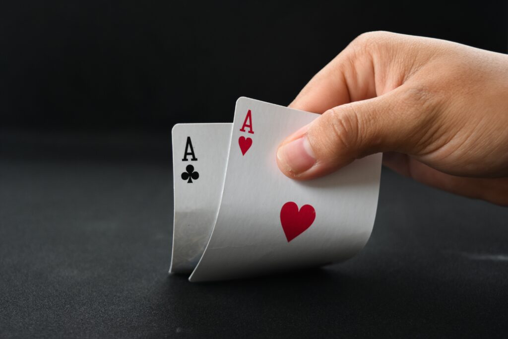 Hazardní hry jsou nelegální. Zahrát si karty v hospodě ale můžete. - ByznysDeník Ruční otáčení karet při pokeru