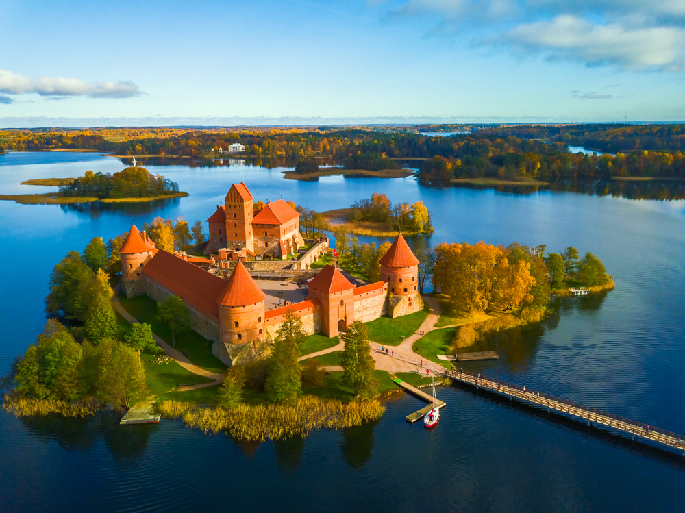 BeautifulDroneLandscapeImageOfTrakaiCastle - ByznysDeník
