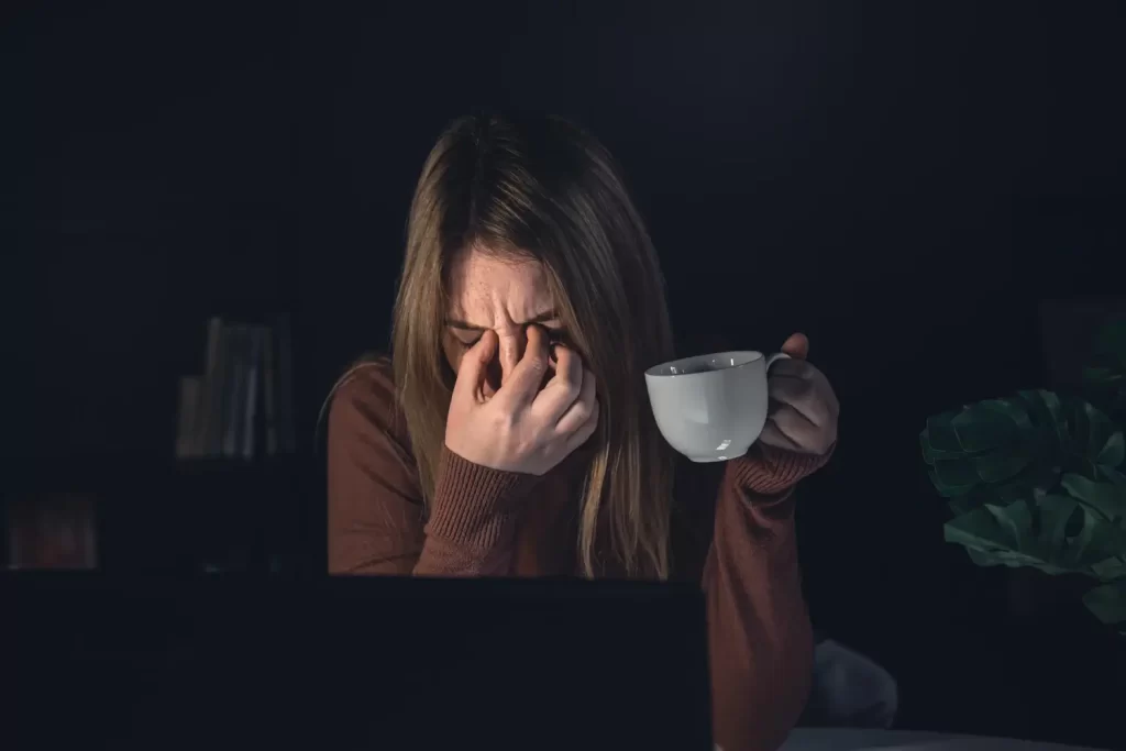 Káva může zhoršit reakci na stres. - ByznysDeník Žena je ve stresu a pije kávu.