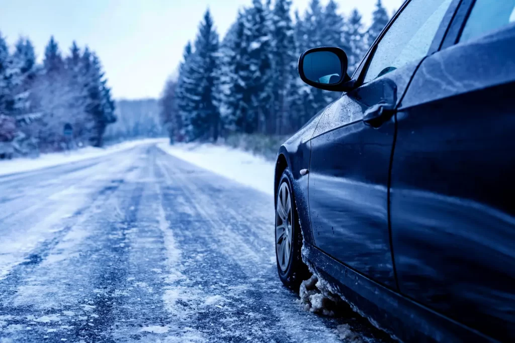 Komplikace mohou být i v dopravě. - ByznysDeník Auto stojí na zamrzlé silnici.