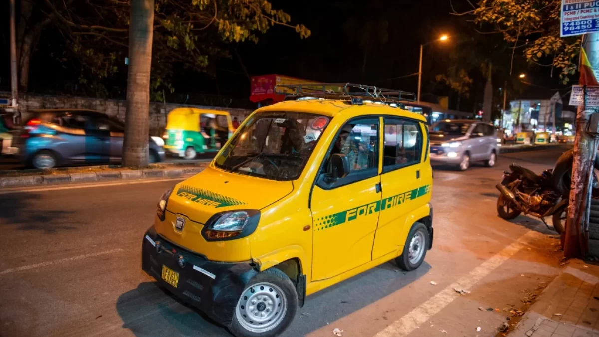 Automobil Bajaj Qute parkuje na ulici.