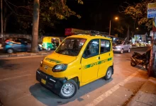 Automobil Bajaj Qute parkuje na ulici.
