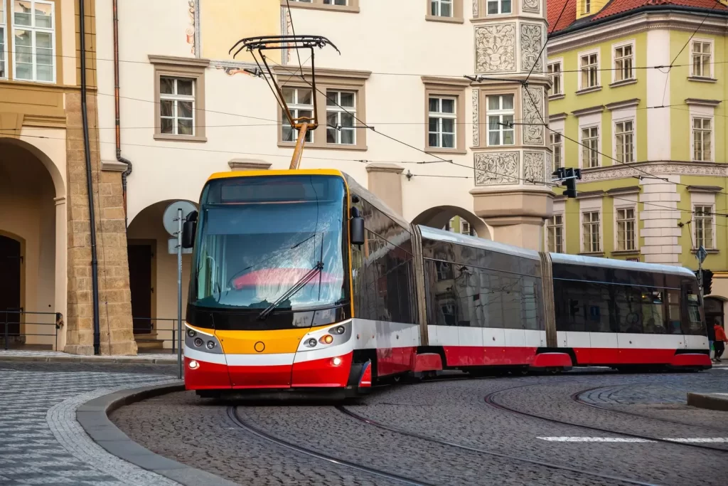 Omezení se dotknou i některých tramvají. - ByznysDeník Pohled na moderní tramvaj v Praze.