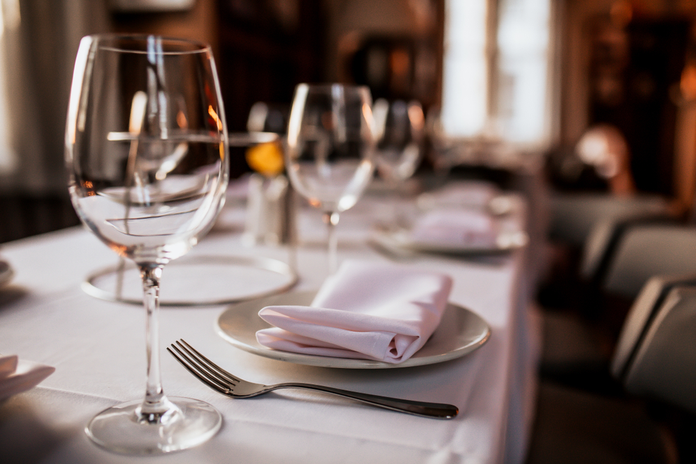Sklenice a ubrousky na stole v restauraci