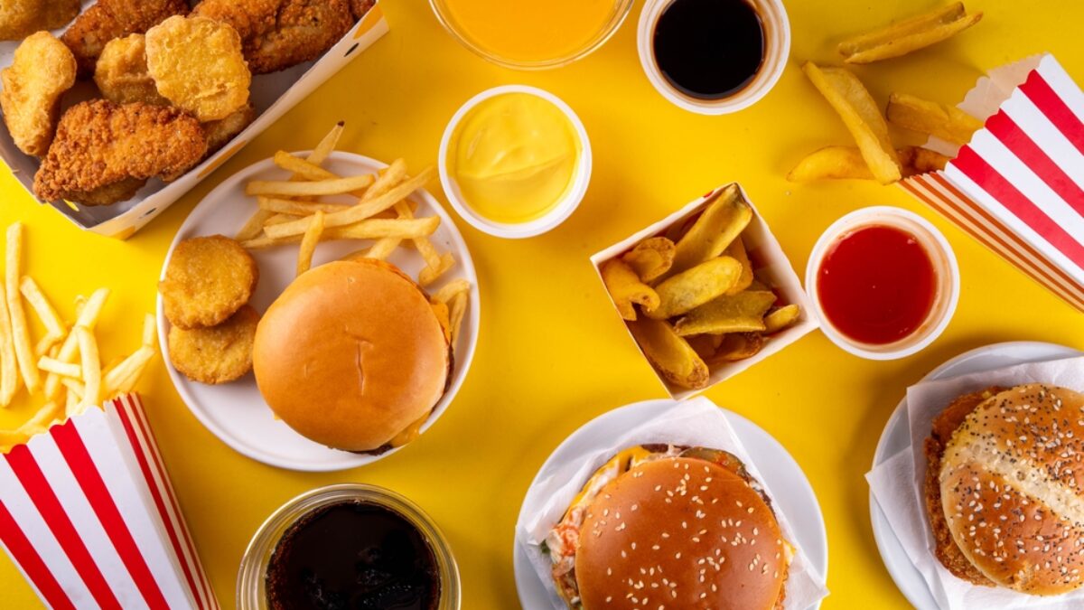 Hamburgery, maso a omáčky z rychlého občerstvení na stole