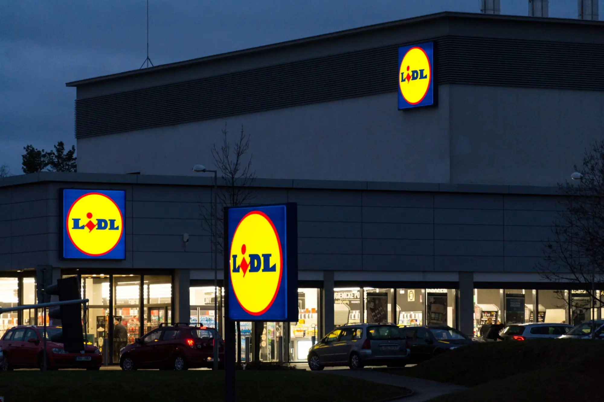 Shutterstock_1405419092 - ByznysDeník Obchod Lidl večer
