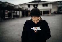 Dívka vykašlávající krev