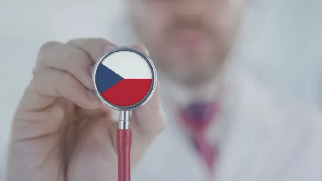 Lékař držící stetoskop s českou vlajkou