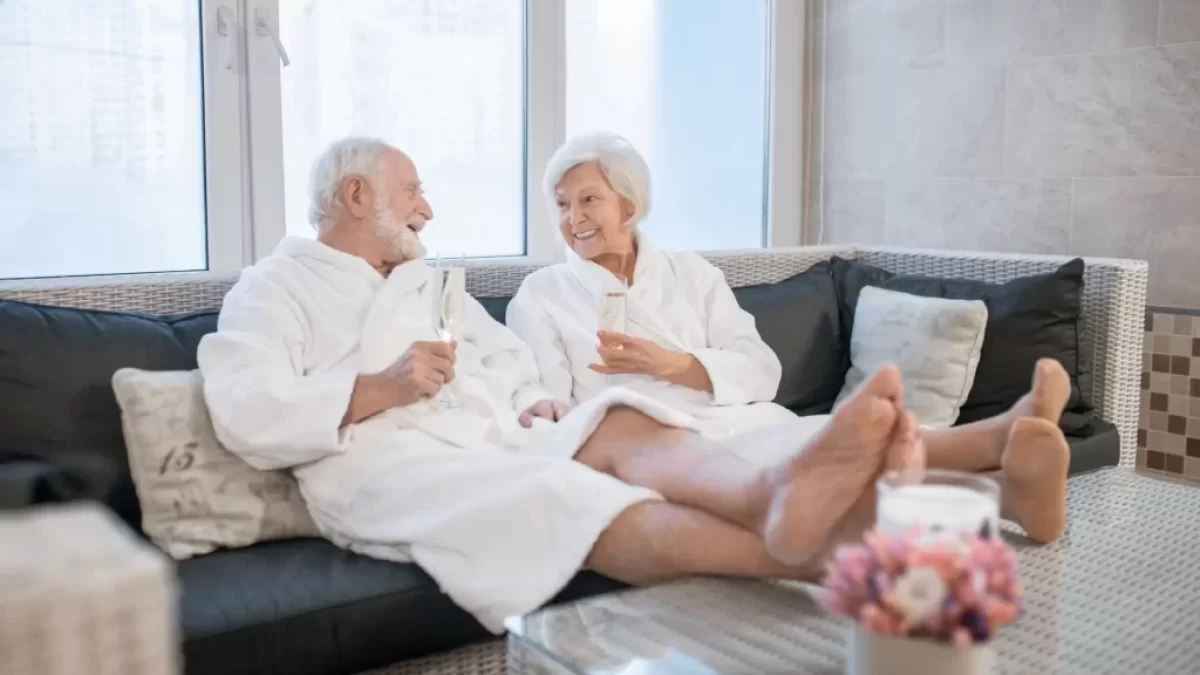 Senioři relaxující ve wellness zóně