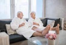 Senioři relaxující ve wellness zóně