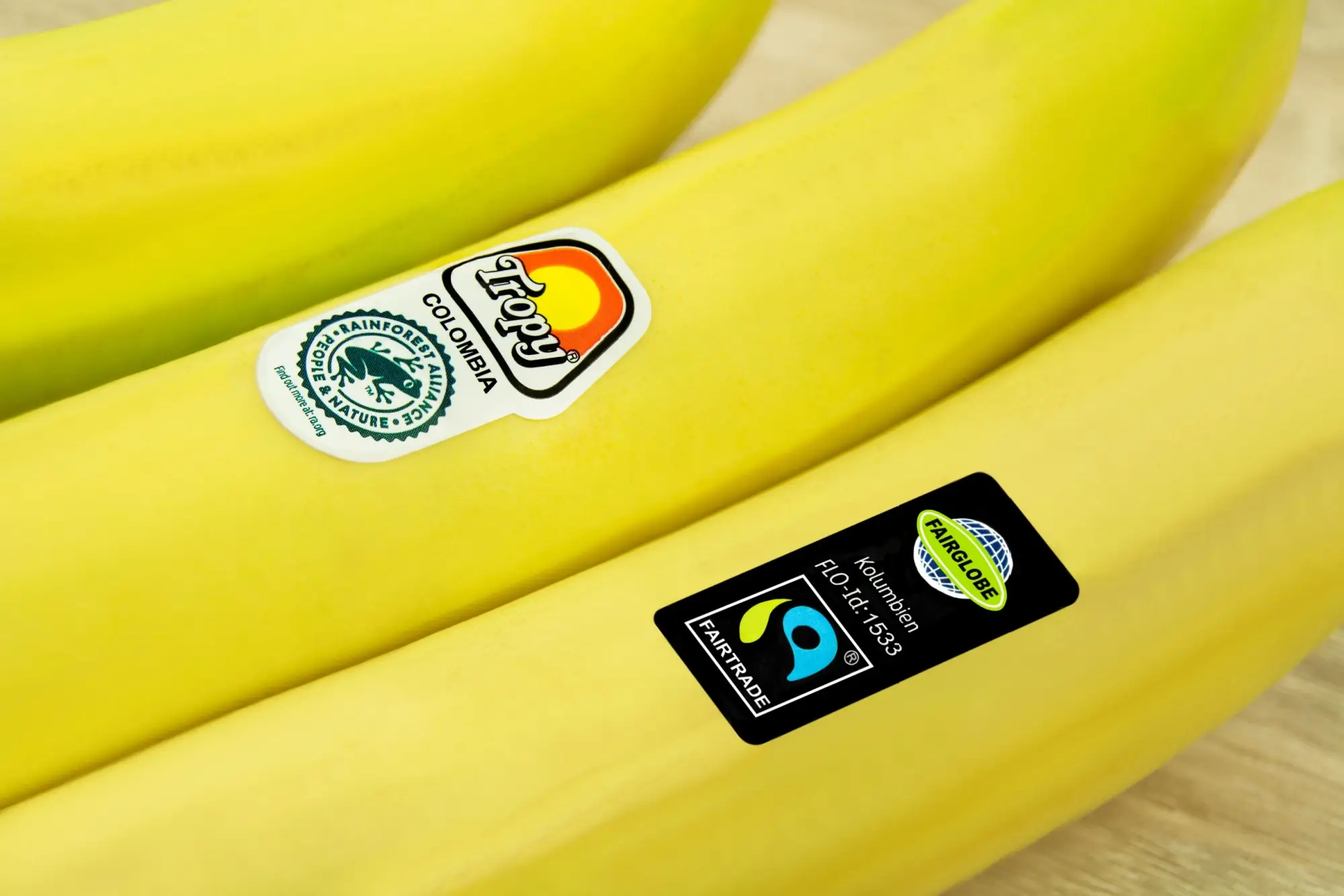 Shutterstock_2139948333 - ByznysDeník Logo organizace Rainforest Alliance na banánech