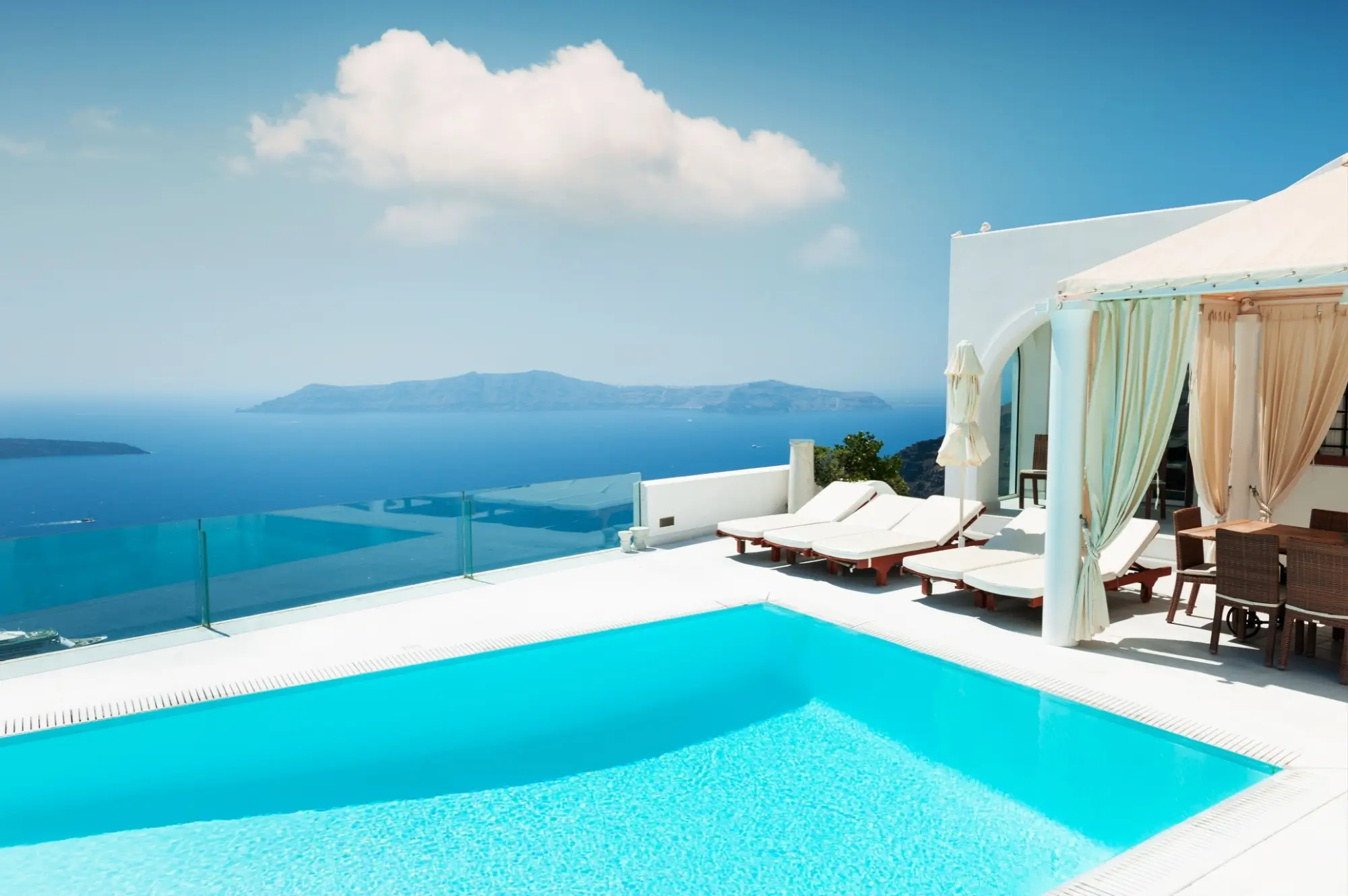 Shutterstock_2154563539 - ByznysDeník Bazén v řeckém hotelu na pobřeží