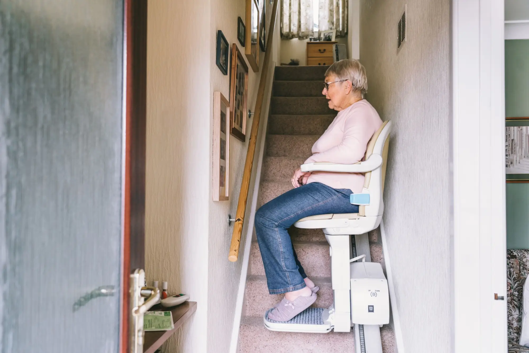 Shutterstock_2163199201 - ByznysDeník Seniorka na schodišťové sedačce