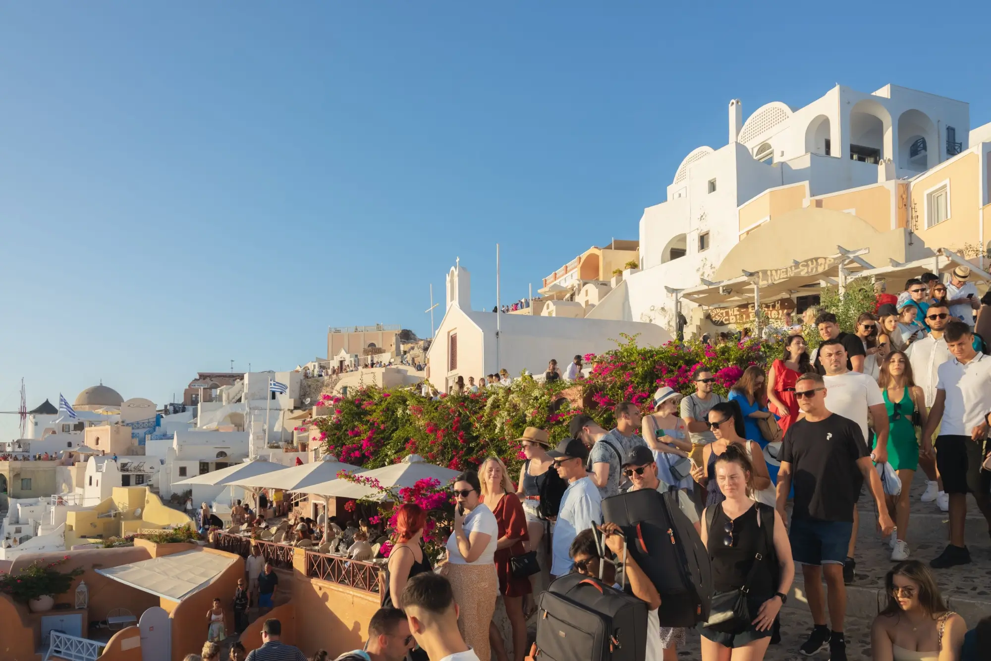 Shutterstock_2203429061 - ByznysDeník Turisté na řeckém ostrově Santorini