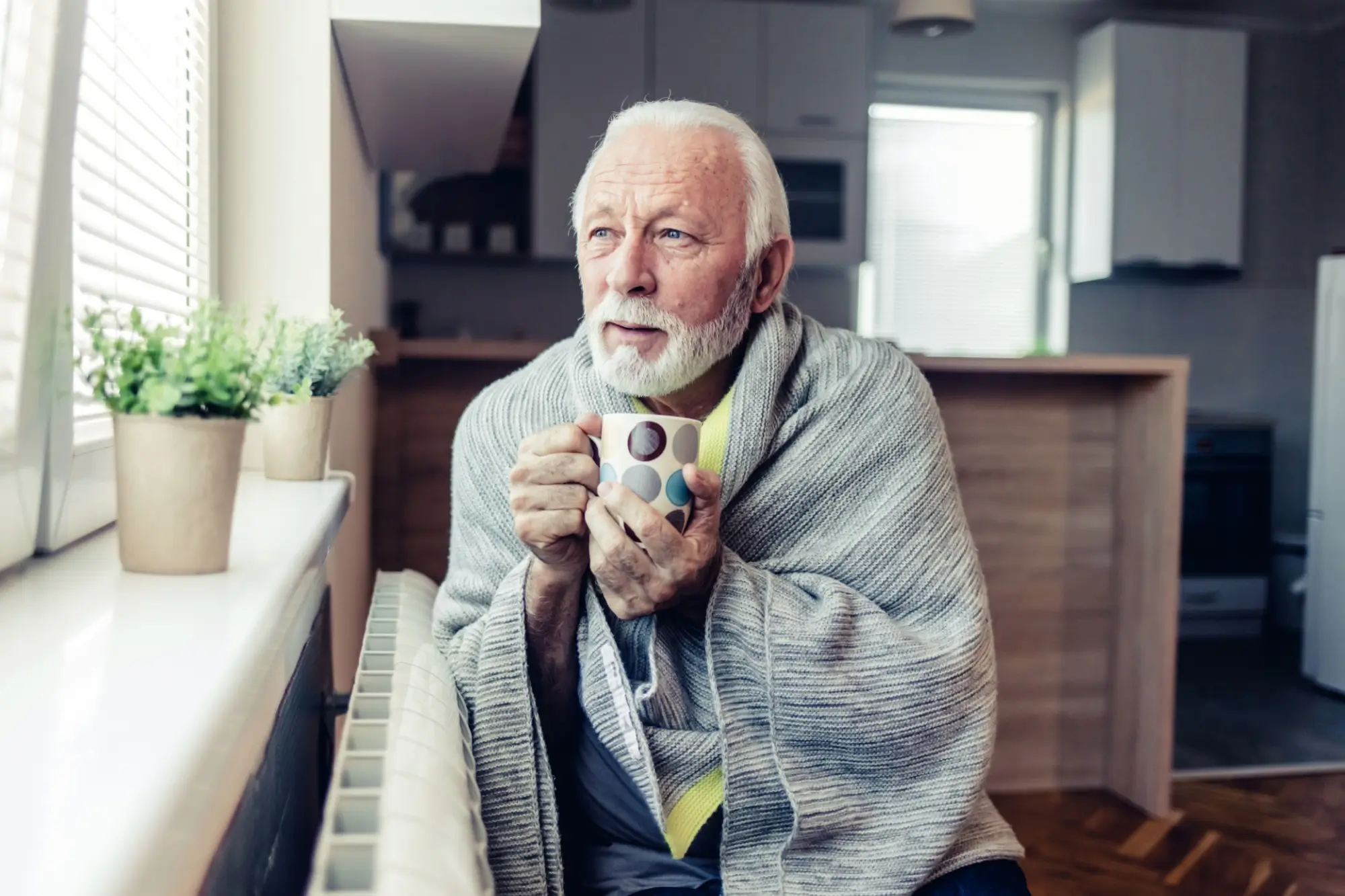 Shutterstock_2275894569 - ByznysDeník Starší muž u topení
