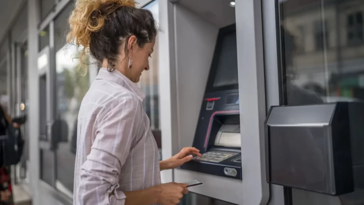 žena u bankomatu