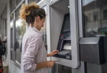 žena u bankomatu