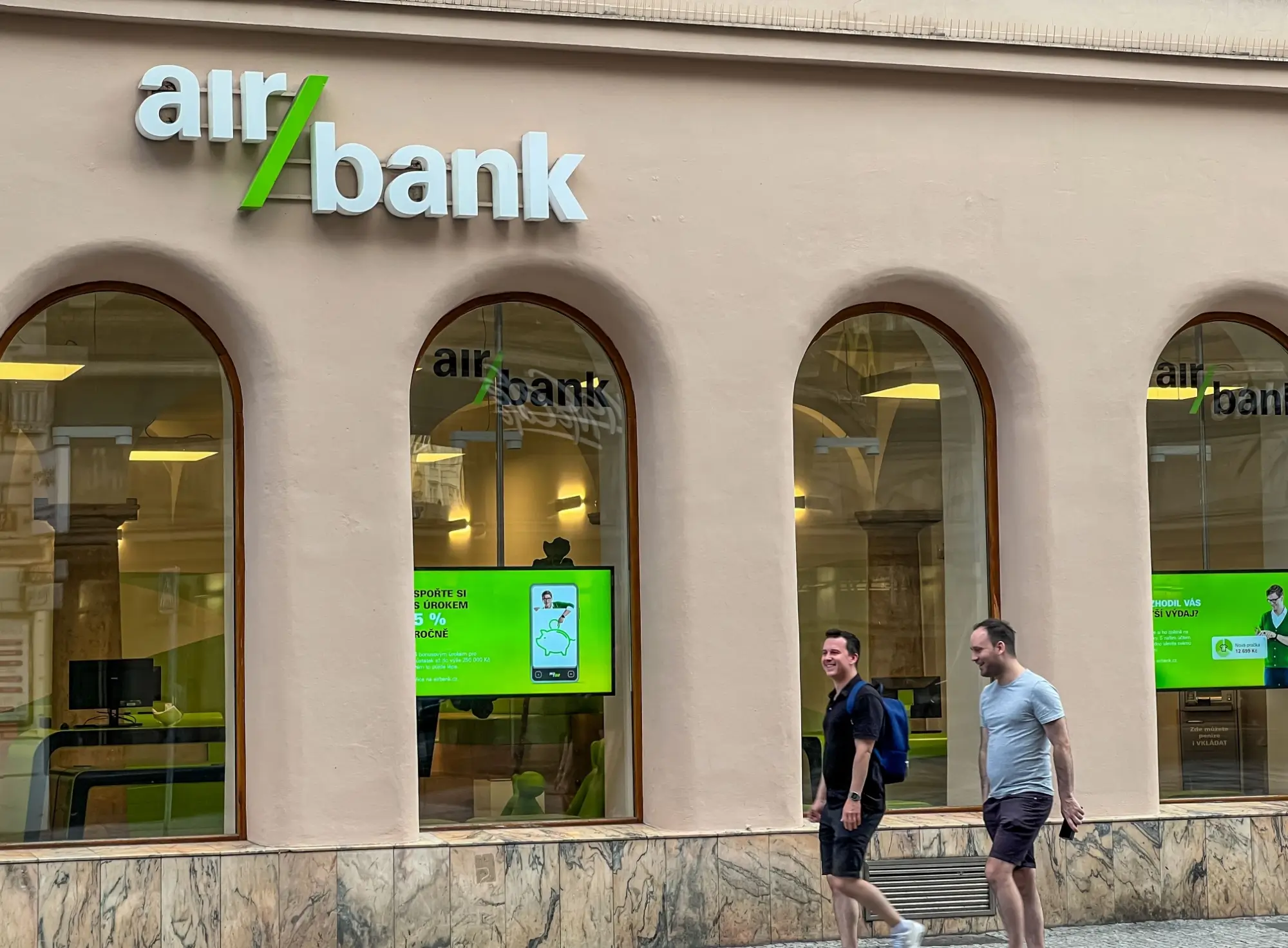 Shutterstock_2361216151 - ByznysDeník Pobočka Air Bank